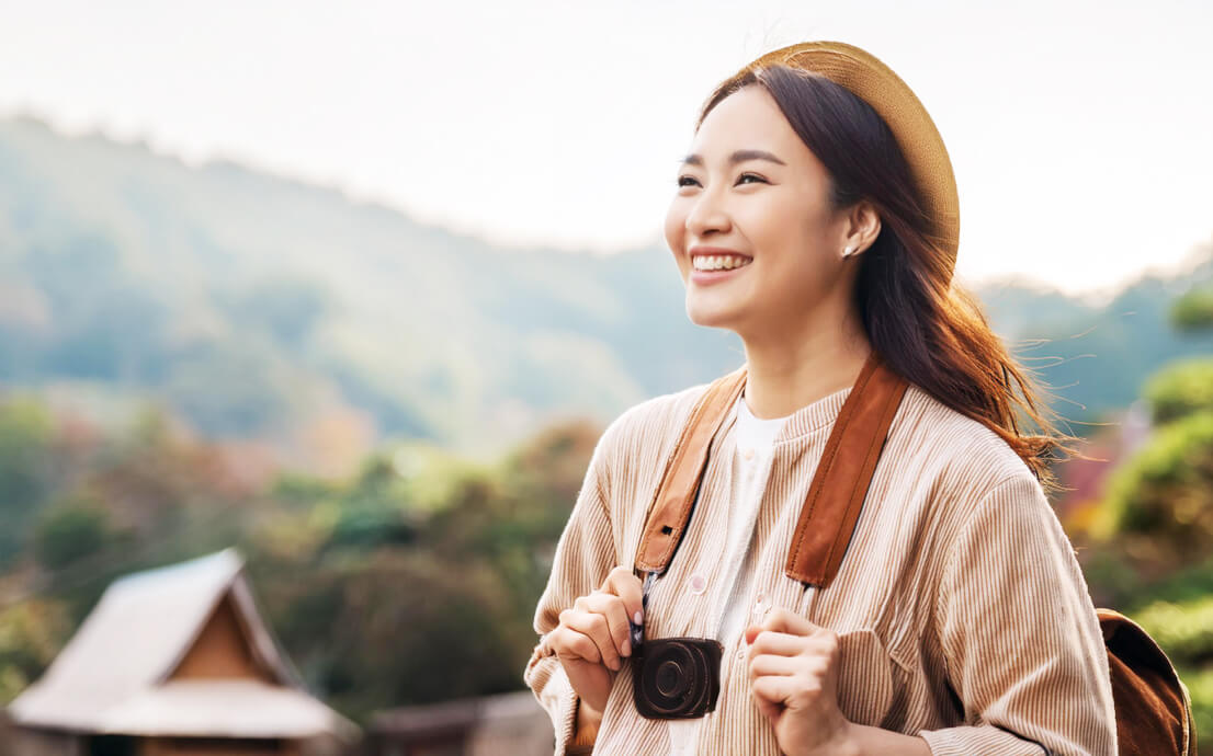 女性が楽しそうに旅行している