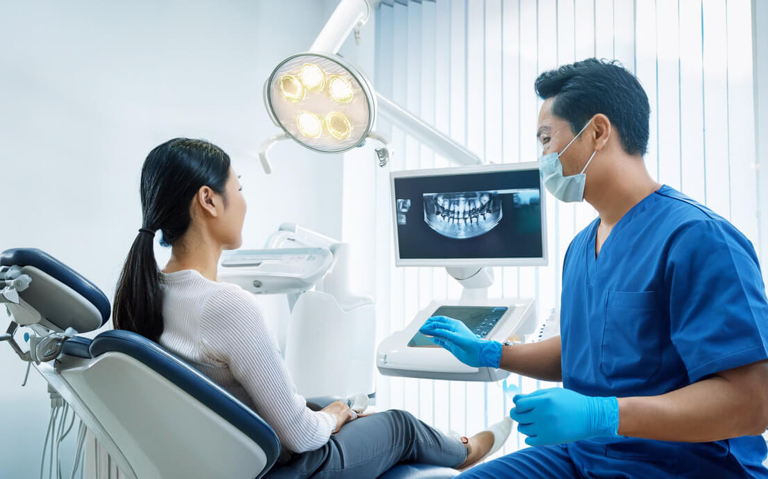 歯科医に説明を受ける患者