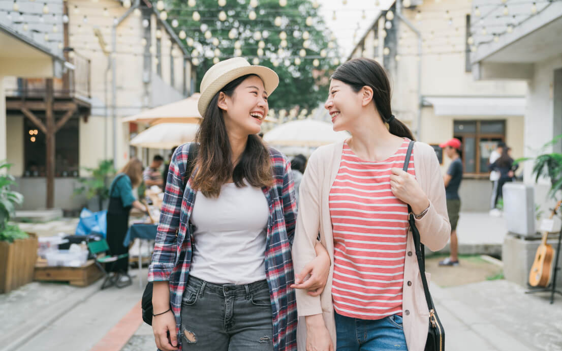 至近距離で友達と話をする女性
