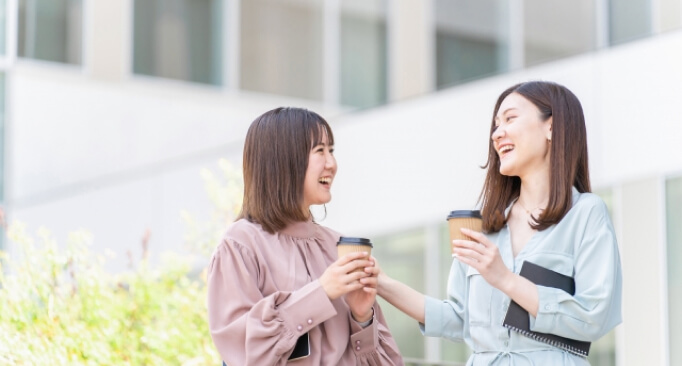 笑顔で仕事仲間と談笑する女性