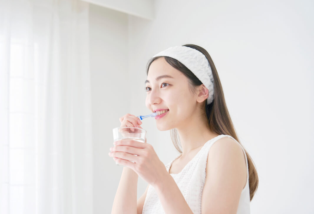 歯を磨く女性