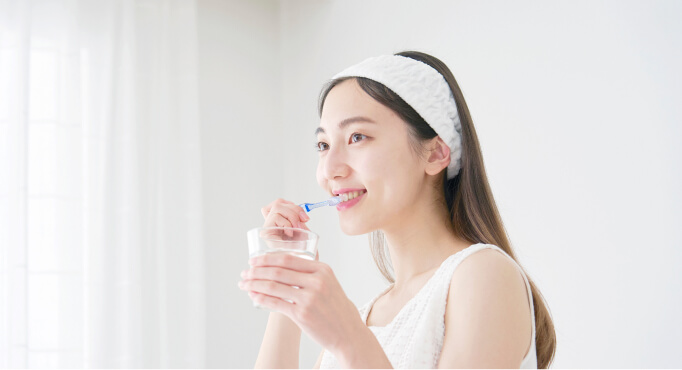歯を磨く女性