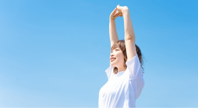 伸びをする女性