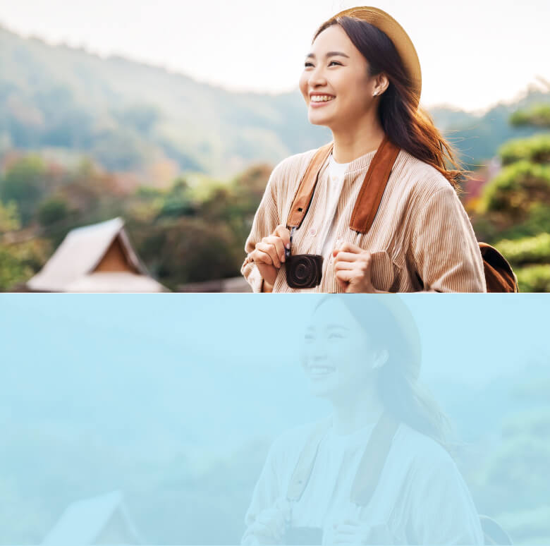 楽しそうに旅行する女性