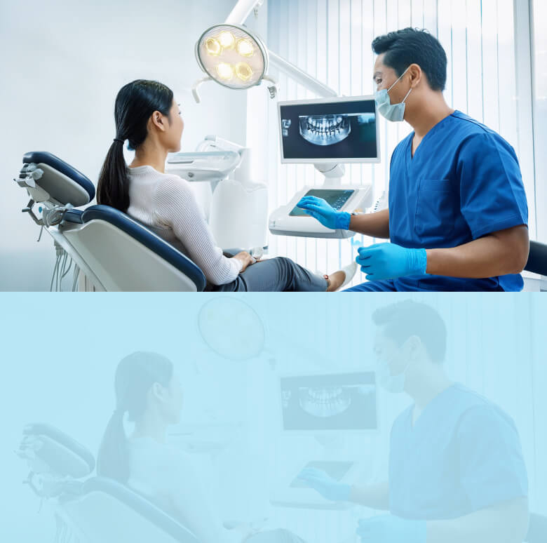 歯科医の説明を受ける患者