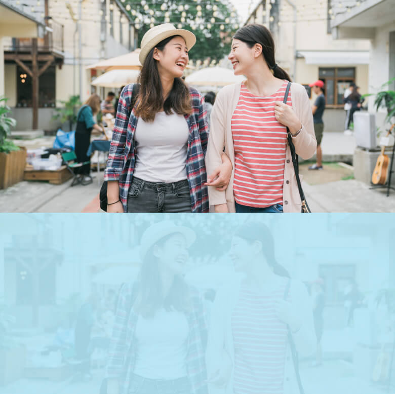 友だちと近距離で談笑している女性