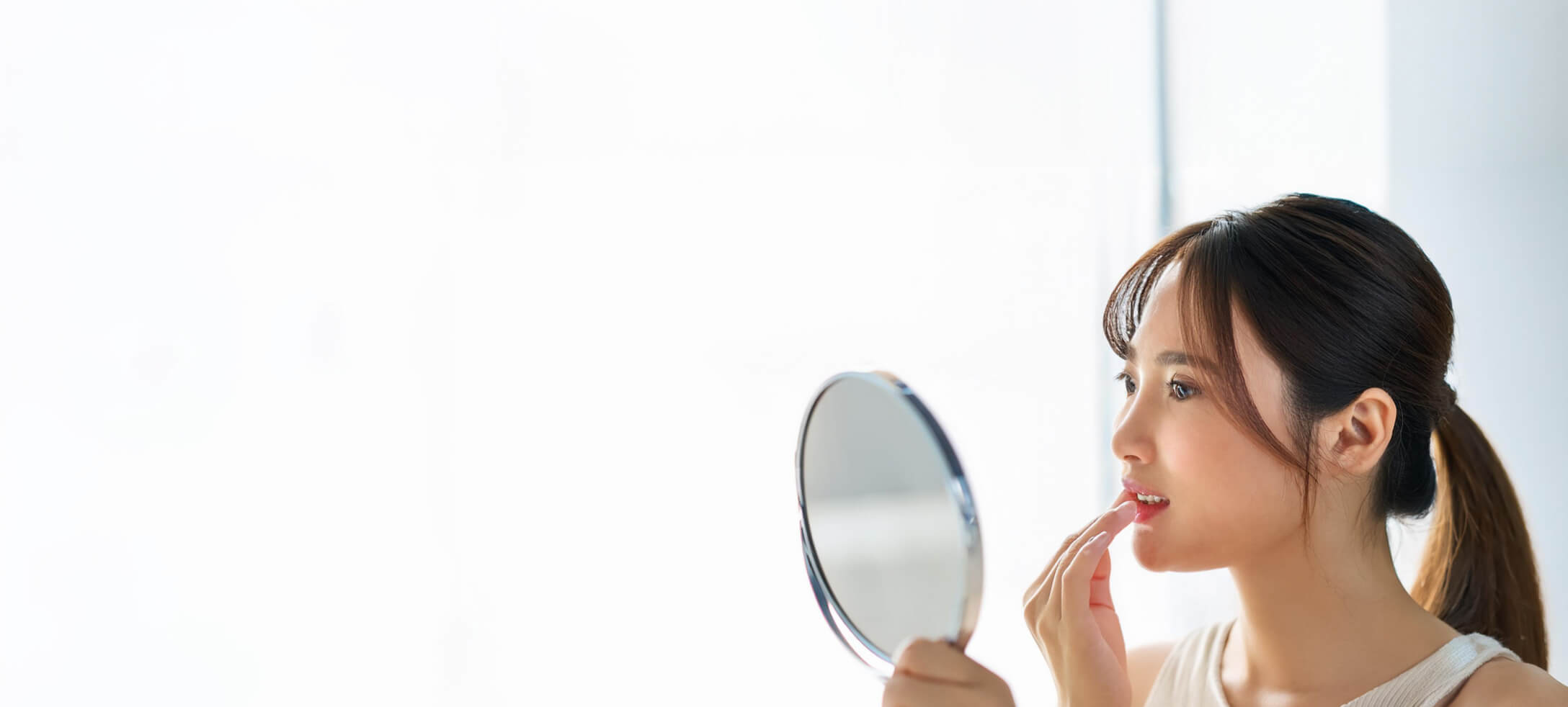 歯を気にしている女性